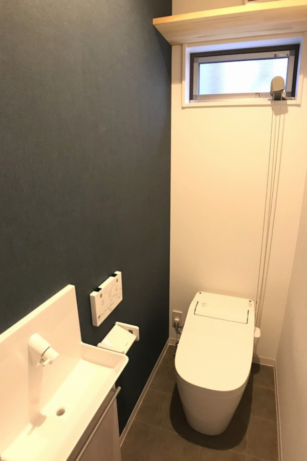 トイレ空間に濃色のアクセントクロス