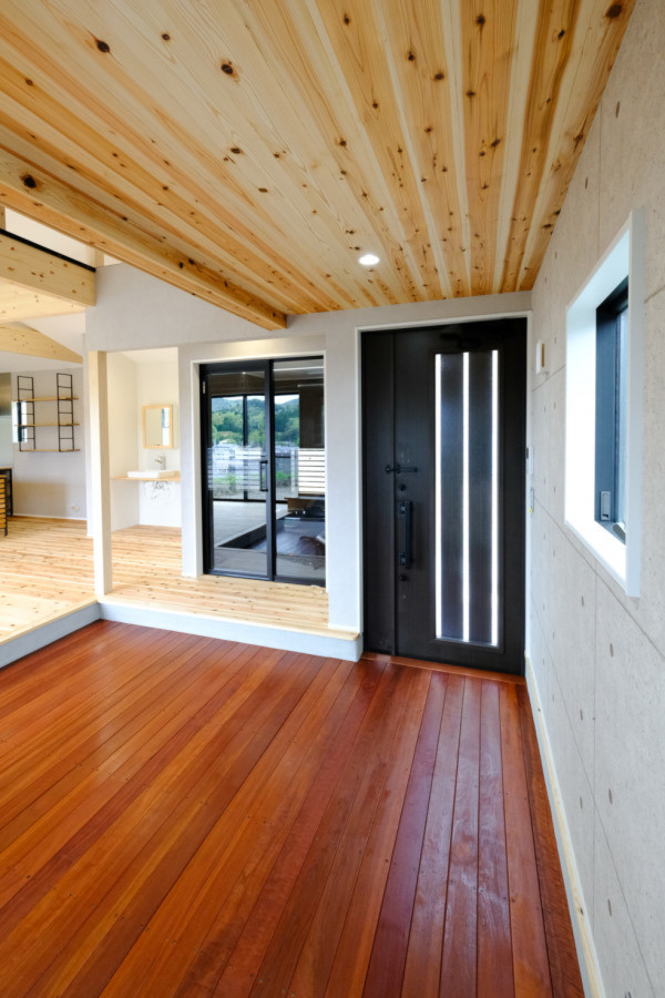 室内はもちろん、玄関天井や土間にも無垢材をたっぷり使用した贅沢な居住空間
