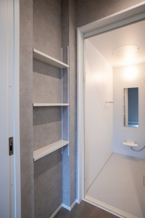 収納事例集　脱衣室収納ニッチ　浴室収納　壁厚を利用した収納ニッチ