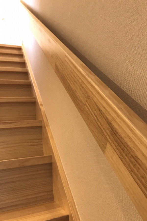 木製手すりの階段