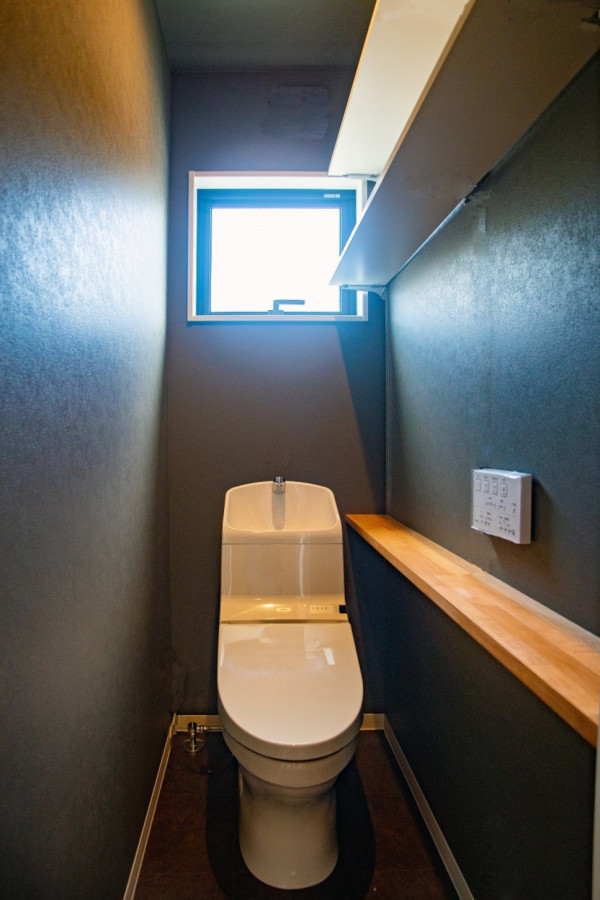 モノトーンのクロスで仕上げたカッコいいトイレ空間