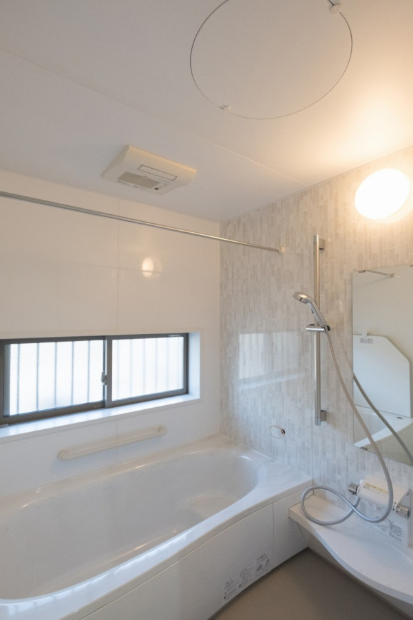 ホワイトを基調とした明るい浴室