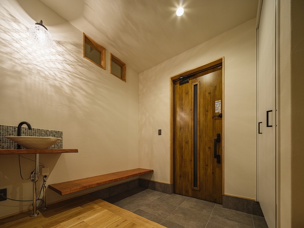 無垢床×漆喰で心地よく暮らす、白いガルバのお家