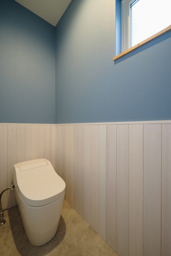 ブルーと板張りのトイレ