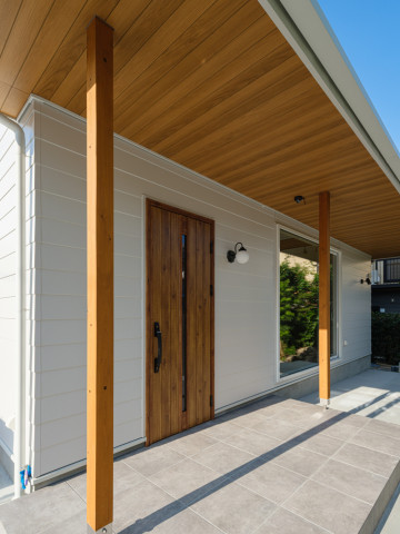 施工例｜無垢床×漆喰で心地よく暮らす、白いガルバのお家