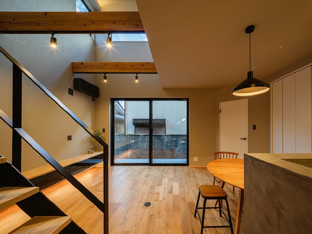 アイアン×モールテックスで魅せる、28坪で吹抜けのある暮らし