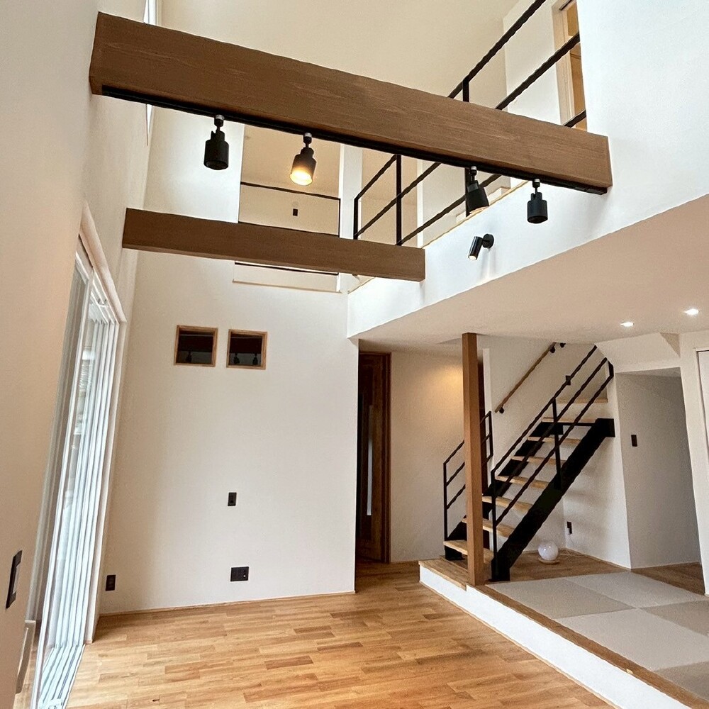 無垢床×漆喰で心地よく暮らす、白いガルバのお家