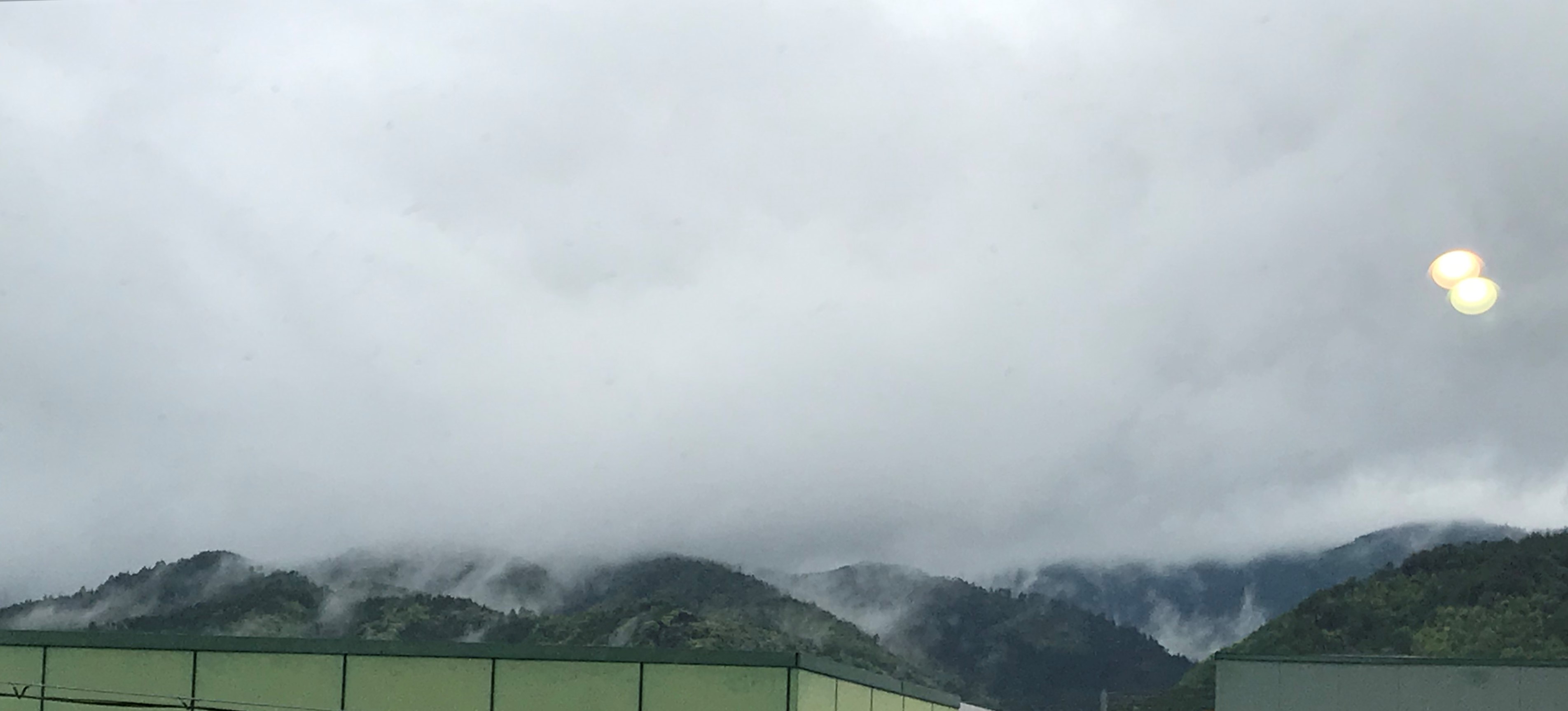 山並みと霧雨